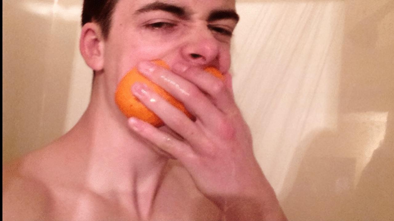 “边洗澡边吃橙子”火遍外网！网友跟风，真的可以疗愈心灵？
