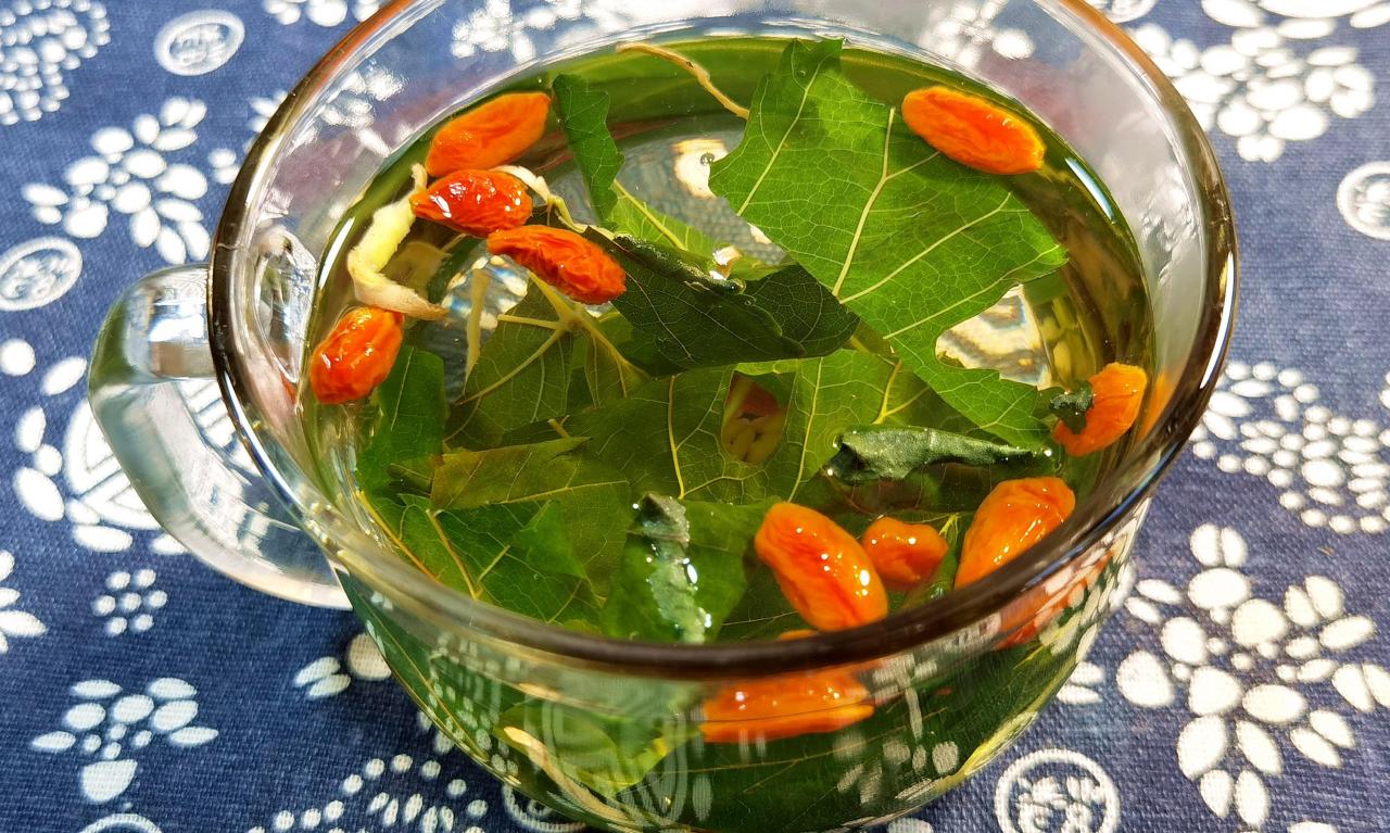 夏季消暑祛湿必备，畅饮桑叶姜米茶清热去火养颜益气！